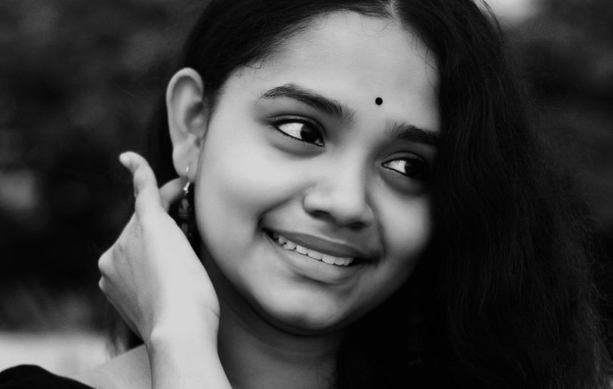 आज ती बिंदी लावून आली होती