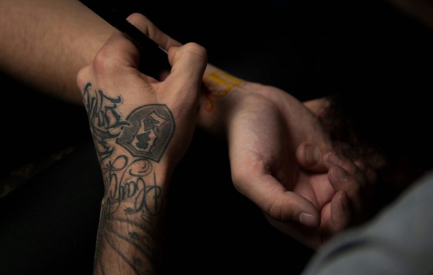 तुझ्या नावाचं गोंदण मिटता मिटेना