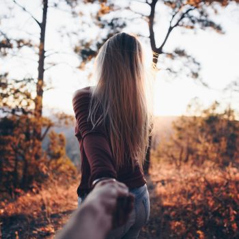 यावं मी तुझ्यामागंमागं धावत असं